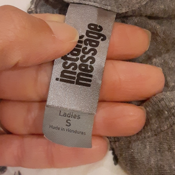 🤶 Mrs. White Claws Small gray tee shirt top - Picture 4 of 4